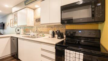 Geladeira, micro-ondas, fogão, cooktop