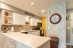 Fridge, microwave, oven, stovetop - Walk-in ~ Pools Galore ~ Gated Community ~ Golf On-Site ~ FREE TICKETS INCLUDED! (HHK-7) (Branson)