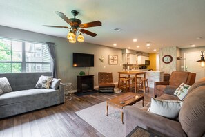 TV, fireplace - Walk-in ~ Pools Galore ~ Gated Community ~ Golf On-Site ~ FREE TICKETS INCLUDED! (HHK-7) (Branson)