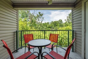 Outdoor dining - Walk-in ~ Pools Galore ~ Gated Community ~ Golf On-Site ~ FREE TICKETS INCLUDED! (HHK-7) (Branson)