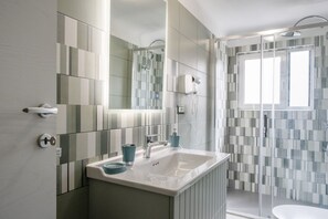 Shower, hair dryer, bidet, towels - GuestHost - Spacious apartment equipped with all the comforts to accommodate 2 people, with two double bedrooms and two bathrooms. The apt is located in a very central position: 5 minutes walk from Piazza Maria Immacolata, 15 minutes from the Archaeologi (Taranto)