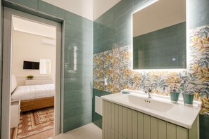 Een douche, een haardroger, een bidet, handdoeken