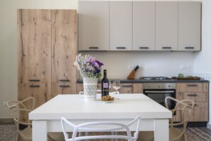 Dining - Spacious apartment equipped with all the comforts to accommodate 2 people, with two double bedrooms and two bathrooms. The apt is located in a very central position: 5 minutes walk from Piazza Maria Immacolata, 15 minutes from the Archaeological Museum a (Taranto)