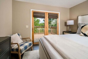 3 bedrooms, desk, iron/ironing board, travel crib