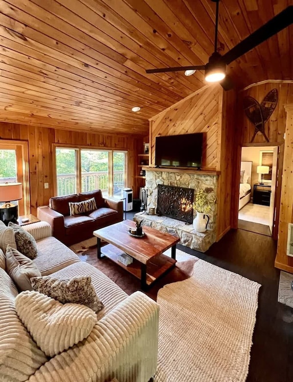 A wooden interior with a fireplace, a television, and a sofa. - Peaceful Mtn Cabin - Hot Tub- Downtown Boone (Boone)