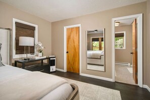 3 bedrooms, desk, iron/ironing board, travel cot