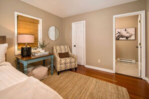 3 Schlafzimmer, Schreibtisch, Bügeleisen/Bügelbrett, Reisekinderbett