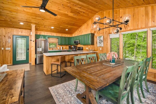 Dining - 2 miles to Downtown-Cozy Mtn Top Retreat-Hot Tub! (Boone)