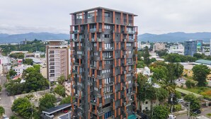 Un edificio alto con varios balcones y un diseño arquitectónico moderno.