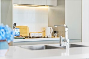 Een koelkast, een microgolfoven, een oven, een kookplaat