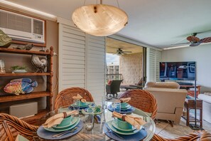 TV - Oceanfront 2bd Maui Kihei getaway, stunning views (Kihei)