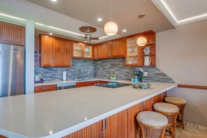 Fridge, microwave, oven, stovetop - Oceanfront 2bd Maui Kihei getaway, stunning views (Kihei)