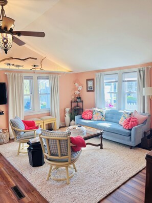 Smart TV, chimenea y libros