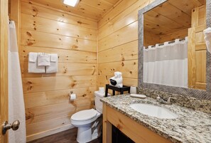 Dusche, Haartrockner, Handtücher, Toilettenpapier