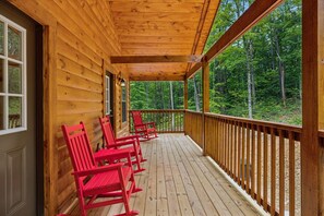 Terrace/patio - On Blackbeary Hill: A cozy 3-BR cabin perfect for a getaway in an enchanting forest setting. (Pigeon Forge)