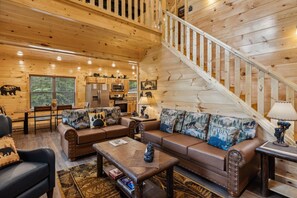 Smart TV, fireplace, video games - On Blackbeary Hill: A cozy 3-BR cabin perfect for a getaway in an enchanting forest setting. (Pigeon Forge)