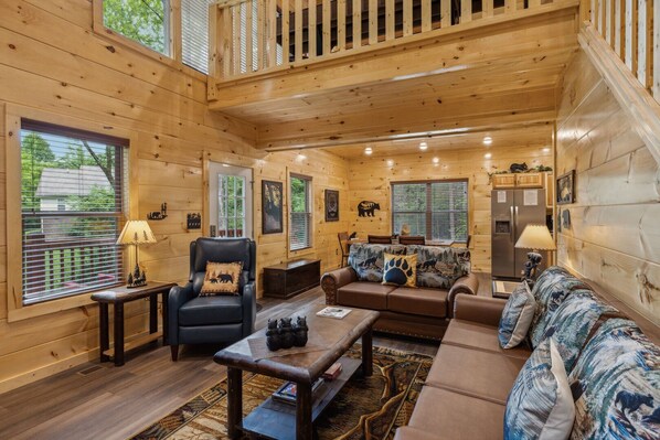 Smart TV, fireplace, video games - On Blackbeary Hill: A cozy 3-BR cabin perfect for a getaway in an enchanting forest setting. (Pigeon Forge)