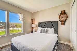 3 bedrooms, iron/ironing board, free WiFi, bed sheets - Mid-Brambleberry (Colorado Springs)