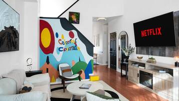 Een smart-tv en een open haard