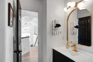 Interior - Colorful Colorado house by DIA Airport Rockies & Downtown! (Commerce City)