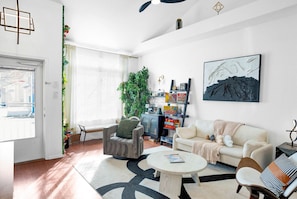 Lobby - Colorful Colorado house by DIA Airport Rockies & Downtown! (Commerce City)