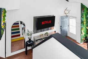 Lobby - Colorful Colorado house by DIA Airport Rockies & Downtown! (Commerce City)