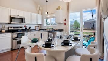 Een koelkast, een magnetron, een oven, een kookplaat