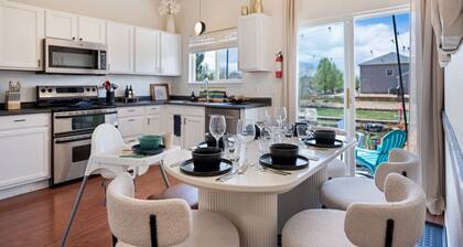 Colorful Colorado house by DIA Airport Rockies & Downtown!