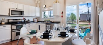 Colorful Colorado house by DIA Airport Rockies & Downtown!