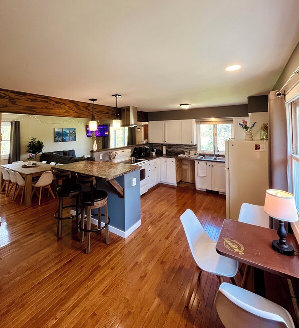 Dining - Casa Bemidji - 5 Beds, Prime Location, Spacious & Family Friendly (Bemidji)