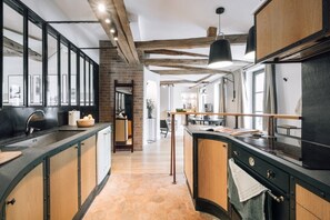 Kühlschrank, Mikrowelle, Ofen, Herdplatte