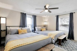 3 bedrooms, desk, iron/ironing board, travel crib - Hawksbill Home~Hot Tub~Modern~Porch~Wifi~Dogs (Luray)
