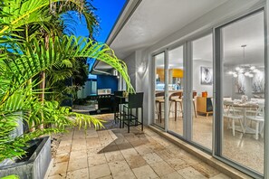 Outdoor dining - Luxe Oasis | Private Pool, In St Armands Circle, Near Lido Key Beach! (Sarasota)