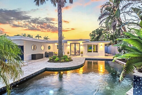 Luxe Oasis | Private Pool, In St Armands Circle, Near Lido Key Beach