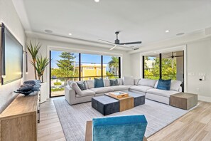 Smart-TV, Kamin, Videospiele, Tischfußball