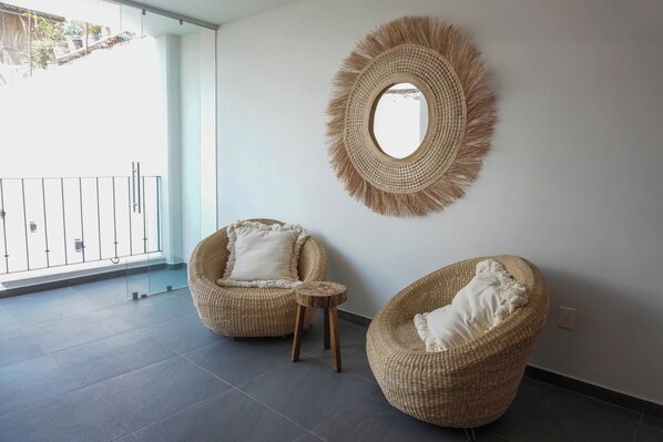 豪華公寓 | 起居區 | 42-吋智慧型電視，提供有線頻道