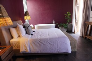 Suite Standar | 1 kamar tidur, seprai premium, dan selimut bulu angsa
