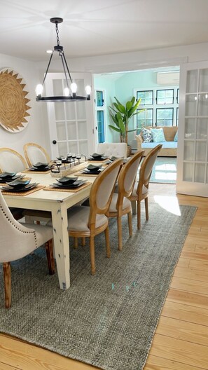 Dining - 9 minutes to the Beach ! Family-size house (Sandwich)
