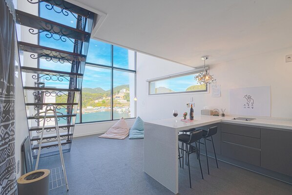 Basic Room, 1 Bedroom (Room 105) | 1 bedroom, free WiFi - Tongyeong Botongdays Pension (Tongyeong)