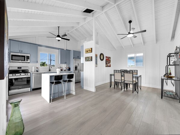 Refrigerador, microondas, horno, placa de cocina