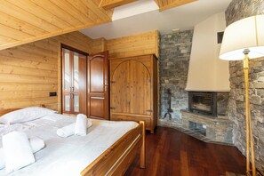 1 dormitorio, tabla de planchar con plancha, wifi y ropa de cama