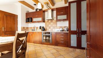 Een koelkast, een magnetron, een oven, een kookplaat