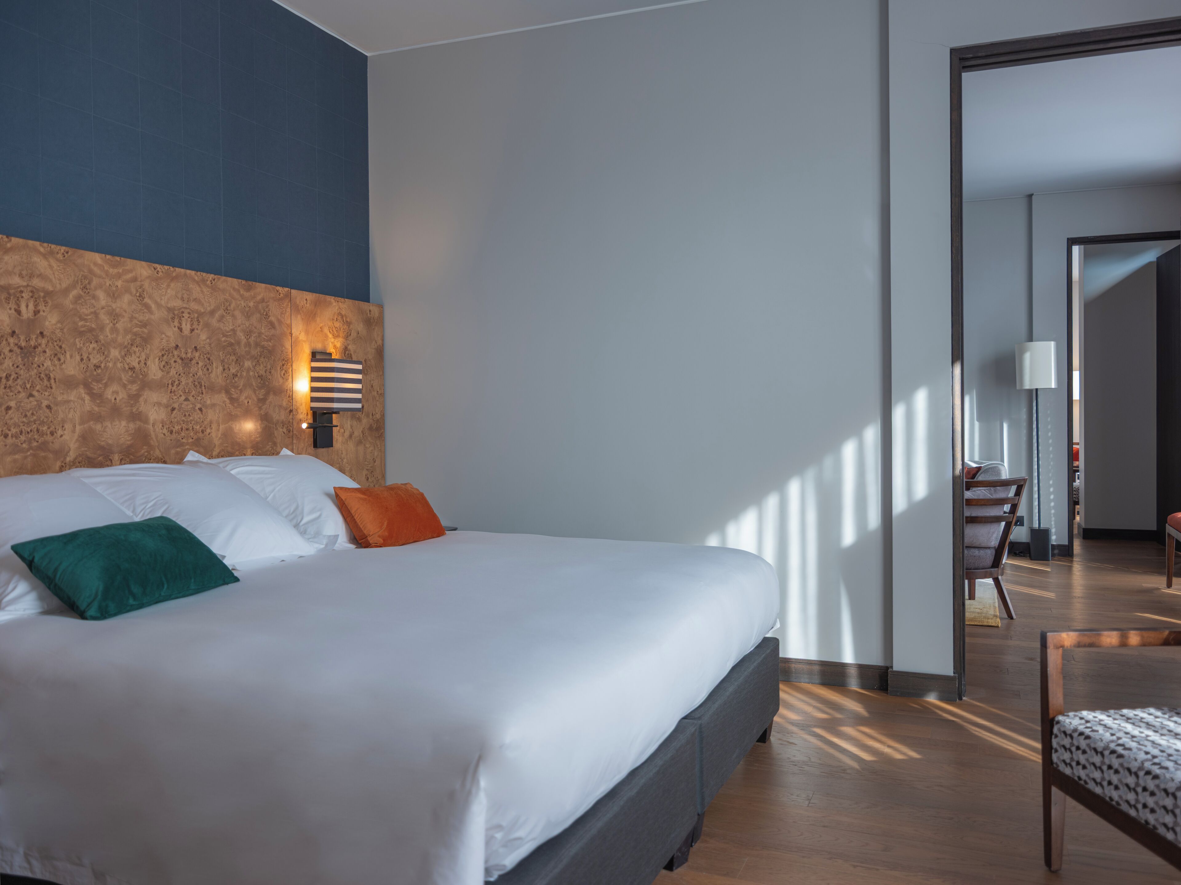 Phòng Suite (08 Penthouse) | Bộ đồ giường cao cấp, chăn bông, nệm có lớp đệm bông 