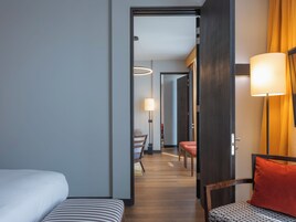 デラックス スイート (07) | 高級寝具、羽毛の掛け布団、ピロートップベッド、セーフティボックス (室内)