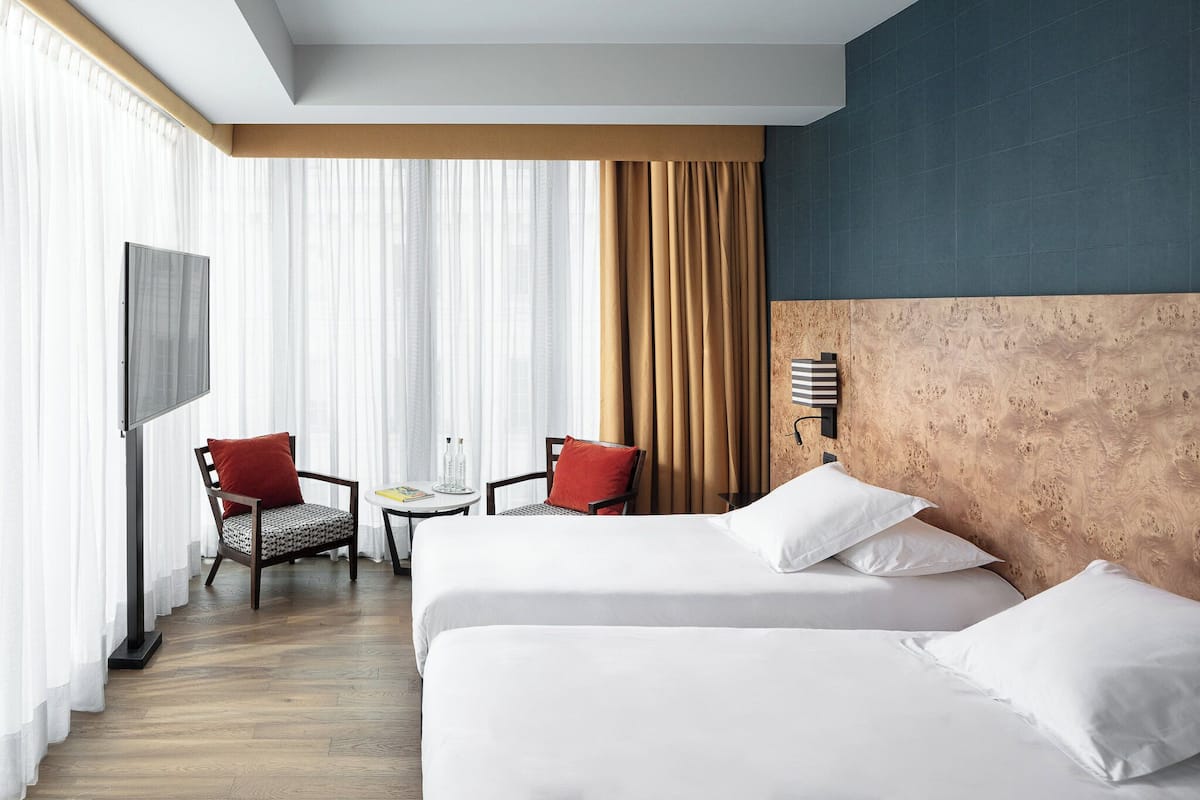 Deluxe kamer, op de hoek | Luxe beddengoed, donzen dekbedden, een kluis op de kamer