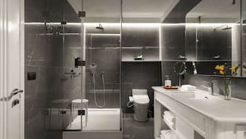 Articles de toilette de luxe, sèche-cheveux, peignoirs, chaussons