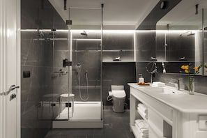 Articles de toilette de luxe, sèche-cheveux, peignoirs, chaussons