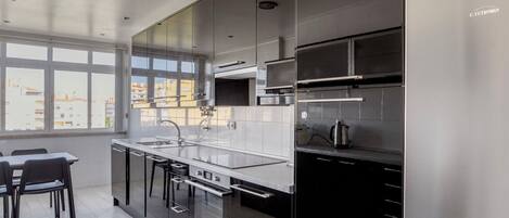 冷蔵庫、電子レンジ、オーブン、コンロ