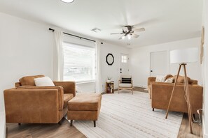 Smart TV, fireplace - Cozy home in heart of Edmond (Edmond)