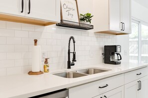 Micro-ondes, four, plaque de cuisson, lave-vaisselle